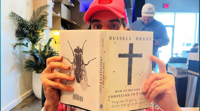 Расселл Брэнд выпускает книгу о том, как стал христианином