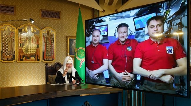 Патриарх Кирилл провел пасхальный телемост с экипажем МКС
