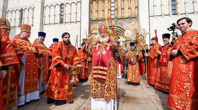 Патриарх Кирилл совершил литургию в Успенском соборе Кремля в Светлый понедельник