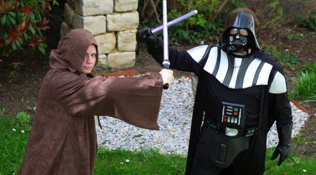 Сидеть рядом с Дартом Вейдером на богослужении