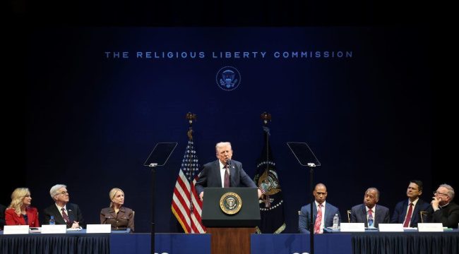 Комиссия по религиозной свободе Трампа проводит финальные слушания: «Не существует разделения церкви и государства»