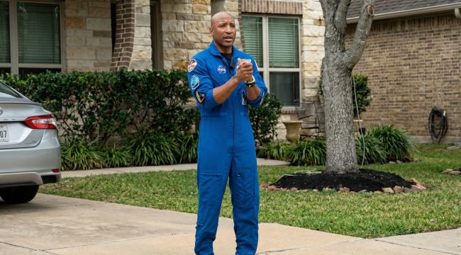 Астронавт NASA Виктор Гловер продолжает проповедовать на Земле