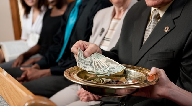 Священник уходит в отставку после обнаружения финансовых нарушений