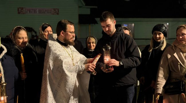 Благодатный огонь доставлен в Россию при участии скаутов и церковных представителей