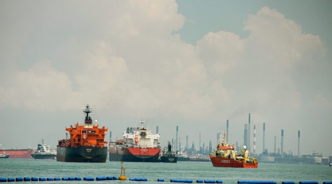 Два нефтяных танкера, покидавших иранские порты, были перехвачены и отправлены обратно, поскольку CENTCOM заявляет о «полной реализации» блокады Ормузского пролива