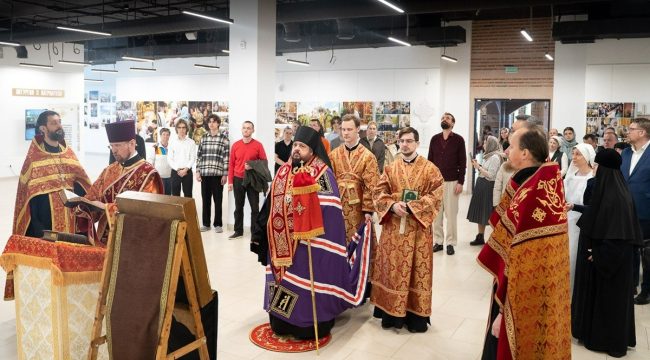 В Минске открылась фотовыставка «Литургия с Патриархом»