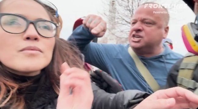 Участницу TPUSA атаковали на протесте против ICE; ФБР начало расследование