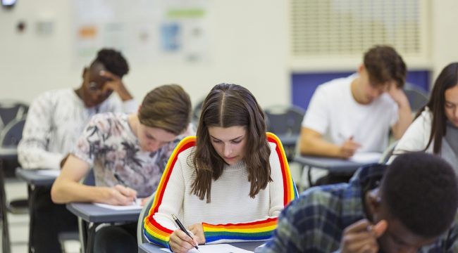 Школьному психологу выплатили почти 200 тысяч долларов за увольнение из-за несогласия с политикой трансгендерности