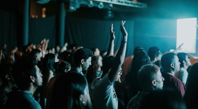 Количество молодых мужчин, считающих религию 'очень важной', выросло на 50% с 2023 года