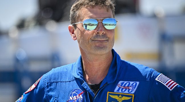 Нерелигиозный астронавт NASA 'разрыдался', увидев крест после космической миссии