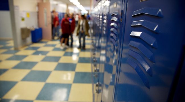 Школа в Колорадо предоставила сатанистке религиозное освобождение от цифровой системы пропусков