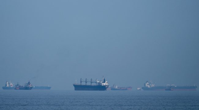 Моряки в опасном заторе