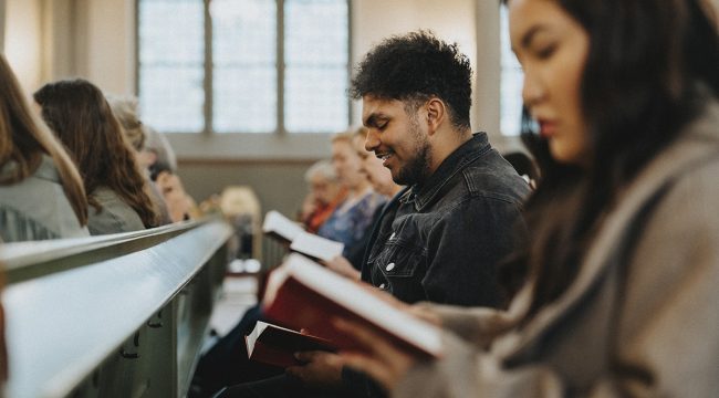 Доля молодых мужчин, посещающих церковь, растет, и эта тенденция обусловлена республиканцами, выяснил Gallup