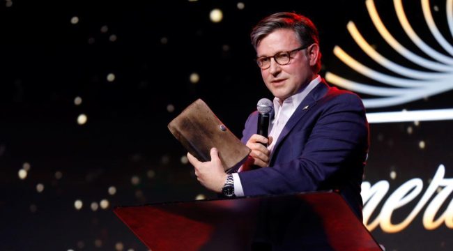 Спикер Палаты представителей Майк Джонсон и христианские лидеры запускают недельный марафон чтения Библии в Вашингтоне