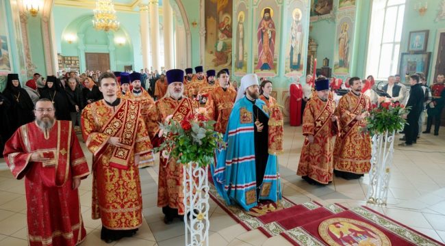 В Вольске отметили 20-летие возрождения Свято-Троицкого кафедрального собора