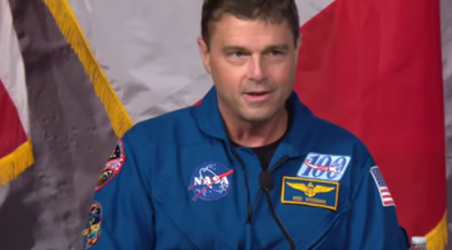 Artemis II: встреча командира Рейда Уайзмана с капелланом