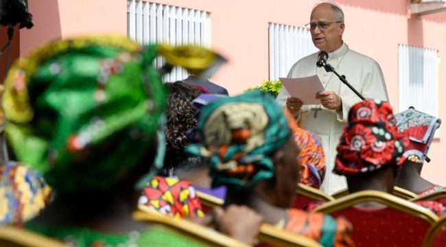 Папа Лев XIV посетил дом престарелых в Анголе