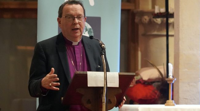 «Свобода вероисповедания должна быть для всех», — заявляет епископ Маунстефен, называя это испытанием для обществ