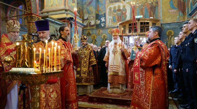 Патриарх Кирилл совершил литургию в Архангельском соборе в день Радоницы