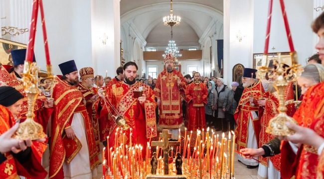 Митрополит Воскресенский Григорий провел Литургию в храме на Лазаревском кладбище