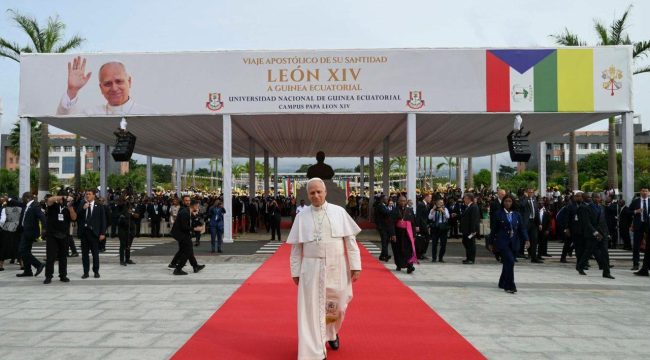 Девятый день африканской поездки Папы за одну минуту