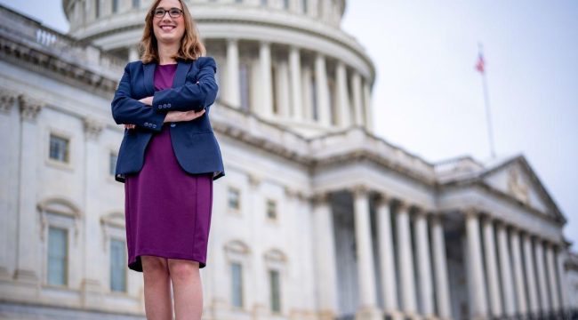 Первый трансгендерный член Конгресса заявляет о статусе пресвитерианского старейшины, рукоположенного Вселенской Церковью Жизни