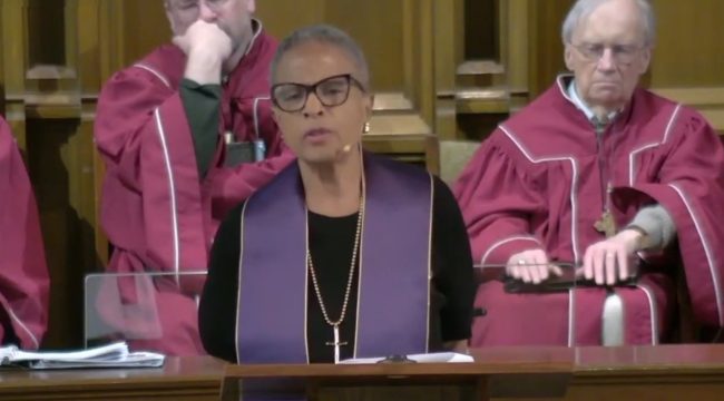 Лесбийская епископ Иветт Фландер вызвала критику за заявление о необходимости третьего завета для Библии