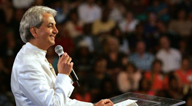 Суд обязал банк конфисковать активы служения Бенни Хинна из-за невыплаты маркетинговой компании