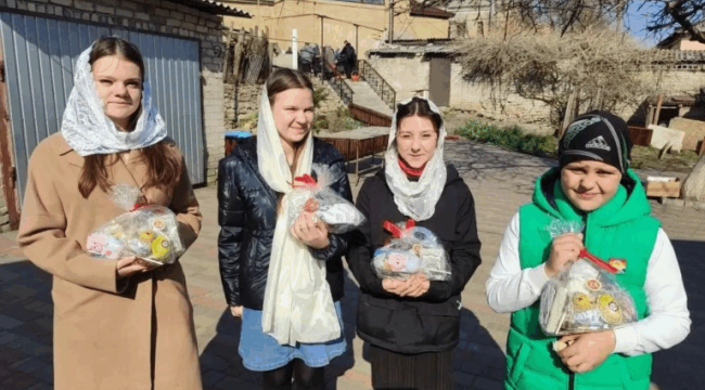 Добровольцы Патриаршей гуманитарной миссии поздравили детей в зоне конфликта с Пасхой