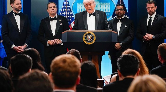 Трамп занимает вызывающую позицию после стрельбы на ужине WHCA и призывает американцев мирно решать разногласия