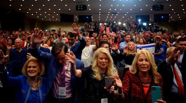 Лишь 5% белых евангеликов считают президента Трампа очень религиозным: Pew