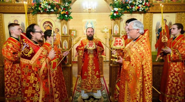 Митрополит Арсений возглавил праздничное богослужение в храме жен-мироносиц в Ярославском