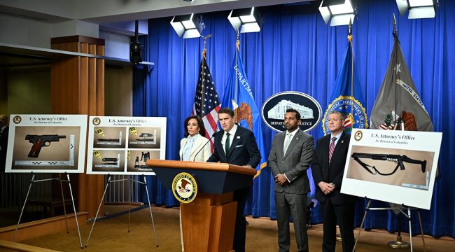 Стрелок на ужине Ассоциации корреспондентов Белого дома обвинён в попытке убийства Трампа