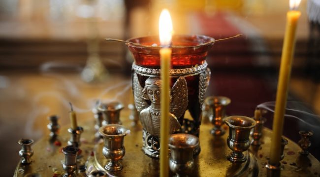 Священнослужитель объяснил смысл традиции принесения огня из храма в Великий Четверг