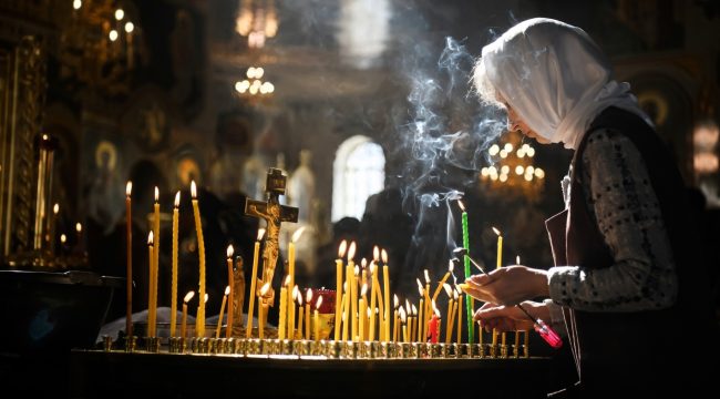 Священник объяснил значение традиции поклонения плащанице в Великую субботу