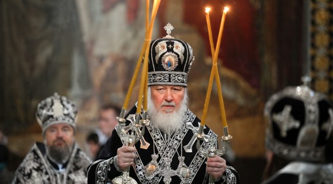 Патриарх Кирилл освятил пасхальные куличи в храме Христа Спасителя