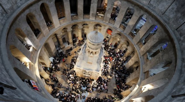 Делегация Фонда Андрея Первозванного приняла Благодатный огонь в Иерусалиме