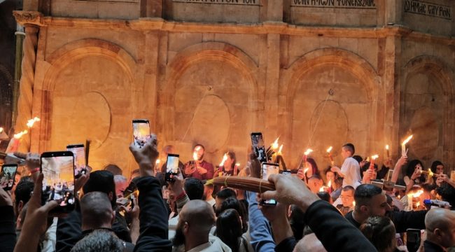 Благодатный огонь доставлен в русский монастырь в Иерусалиме