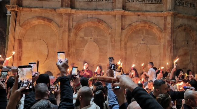 Благодатный огонь прибыл в Москву