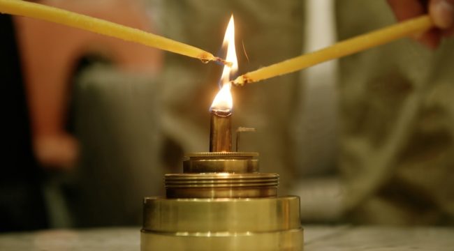 Благодатный огонь доставлен в Россию в Великую Субботу