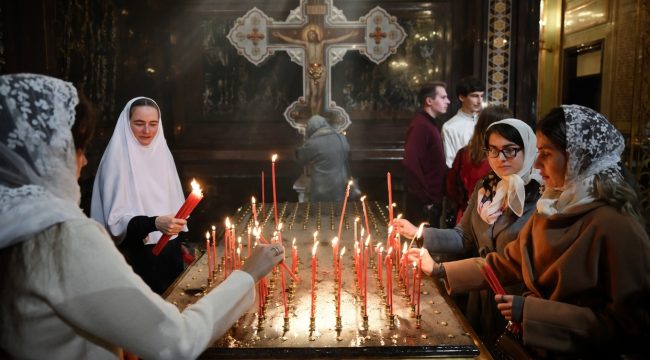 Тысячи верующих собрались на пасхальное богослужение в храме Христа Спасителя