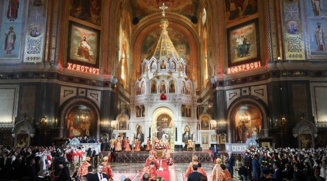 Пасхальное богослужение в храме Христа Спасителя