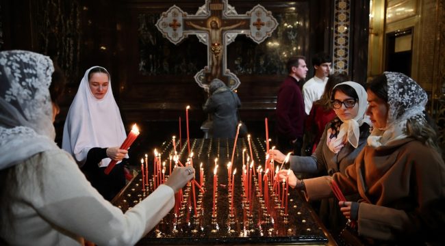 Благодатный огонь прибыл в главный собор Москвы