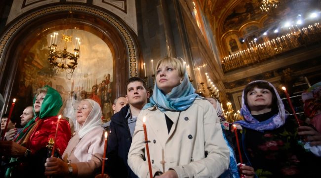 Священник объяснил традицию пасхальных поздравлений
