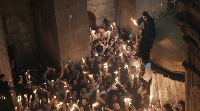 Благодатный огонь из Иерусалима доставлен в Донецк для пасхального богослужения