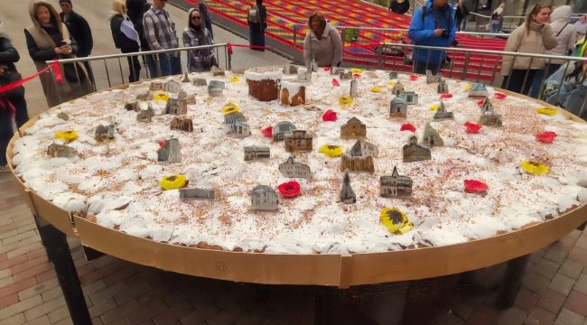 В Крыму создали гигантский пасхальный кулич