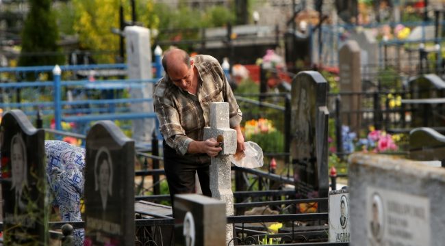 Епископ прокомментировал традицию приносить пасхальную снедь на кладбища