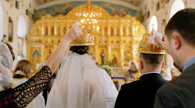 Священник объяснил традицию свадеб на Красную горку