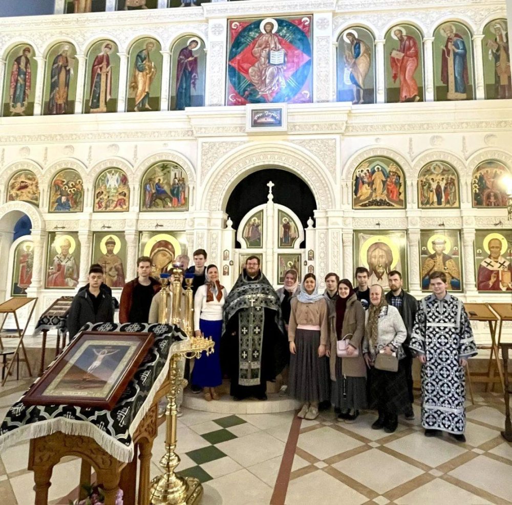 Студенты и преподаватели вузов ЮВАО молились за пассией в храме Андрея Боголюбского