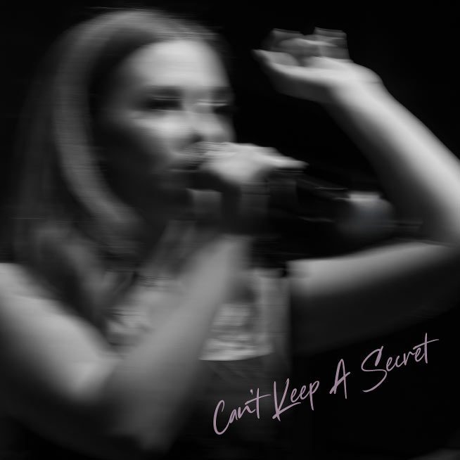 Аманда Нолан впервые возглавила Billboard с синглом 'Can't Keep A Secret', собравшим более 7 млн просмотров в соцсетях